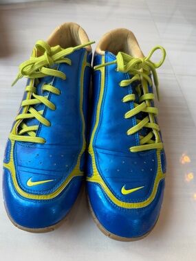 Nike man indoor soccer Blue and Yellow Lace-Up Sneakers